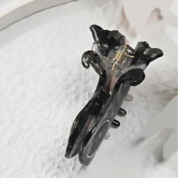 ❤️❤️ FREE Dog Puppy Hair Spots Chic Glam Trendy Girly Minimal Modern Claw Clip - Picture 2 of 2